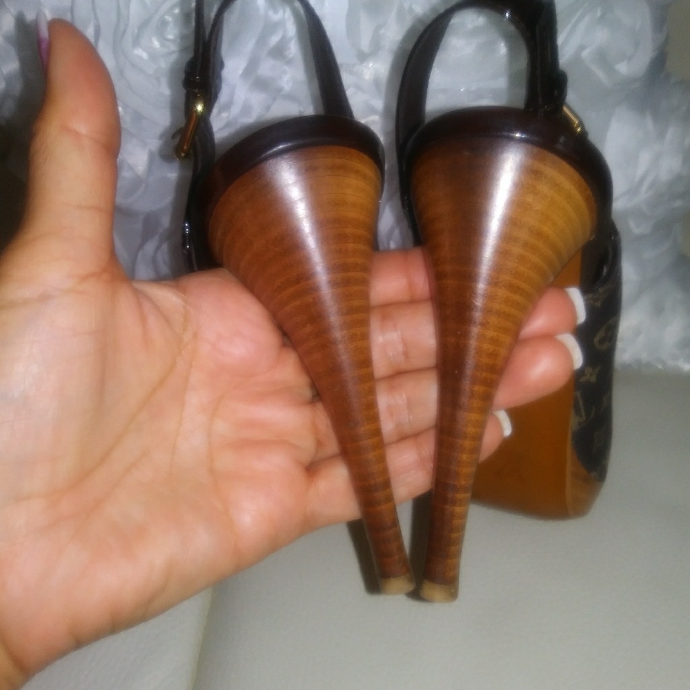 **SOLD**LOUIS VUITTON** HEELS~39 - Picture 2 of 7